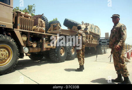 Armeebeamte sind Malir Cantonment verlassen, als die Armee zu verschiedenen Bereichen der Stadt bereitgestellt wurde und eine schnelle Reaktion Kraft während der Parlamentswahlen 2013 in Karachi auf Freitag, 3. Mai 2013, 2013 als wird. Stockfoto