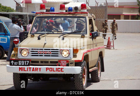 Armeebeamte sind Malir Cantonment verlassen, als die Armee zu verschiedenen Bereichen der Stadt bereitgestellt wurde und eine schnelle Reaktion Kraft während der Parlamentswahlen 2013 in Karachi auf Freitag, 3. Mai 2013, 2013 als wird. Stockfoto