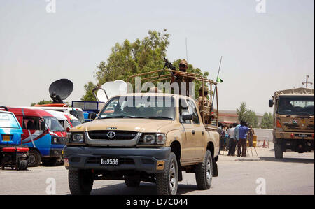 Armeebeamte sind Malir Cantonment verlassen, als die Armee zu verschiedenen Bereichen der Stadt bereitgestellt wurde und eine schnelle Reaktion Kraft während der Parlamentswahlen 2013 in Karachi auf Freitag, 3. Mai 2013, 2013 als wird. Stockfoto