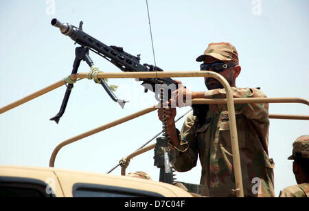 Armeebeamte sind Malir Cantonment verlassen, als die Armee zu verschiedenen Bereichen der Stadt bereitgestellt wurde und eine schnelle Reaktion Kraft während der Parlamentswahlen 2013 in Karachi auf Freitag, 3. Mai 2013, 2013 als wird. Stockfoto