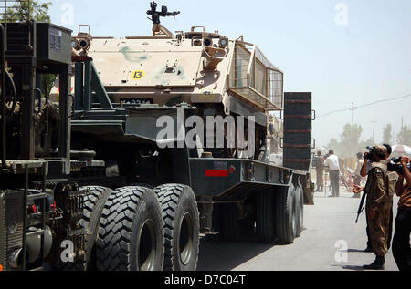 Armeebeamte verlassen Malir Cantonment wie die Armee zu verschiedenen Bereichen der Stadt bereitgestellt wurde und eine schnelle Reaktion Kraft während der Parlamentswahlen 2013 in Karachi auf Freitag, 3. Mai 2013, 2013 als wird Stockfoto