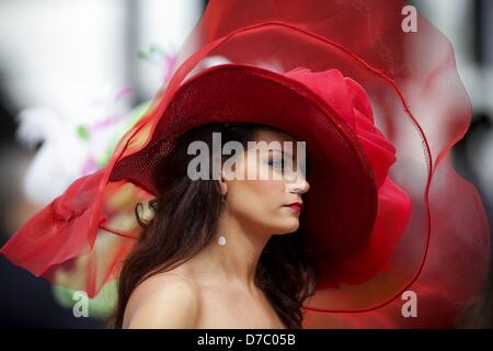 Louisville, Kentucky, USA. 3. Mai 2013. Rennen-Tag-Mode im Kentucky Oaks in Churchill Downs in Louisville, KY am 3. Mai 2013. (Bild Kredit: Kredit: Alex Evers/Eclipse/ZUMAPRESS.com/Alamy Live-Nachrichten) Stockfoto