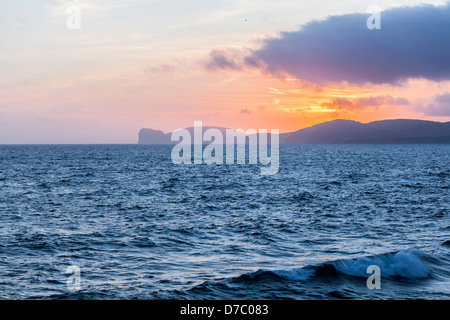 Blick auf das Capo Caccia und Meer al Dämmerung von Alghero, Sardinien Stockfoto