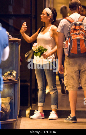 Jenni Farley aka JWoww sprühen Parfüm "Jersey Shore" cast Mitglied hält Blumen, die ihr Florenz geliefert wurden Stockfoto