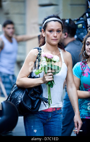 Jenni Farley aka JWoww "Jersey Shore" cast Mitglied halten Blumen, die in ihrem Florenz Wohnsitz früher in ausgeliefert wurden die Stockfoto