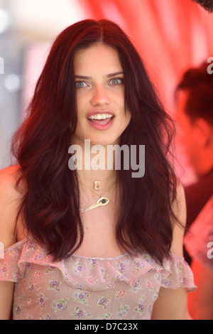 Adriana Lima Victorias Secret "Angel" Modelle sind zwar auf "Extra" im The Grove in Hollywood Los Angeles, Kalifornien - gesehen. Stockfoto