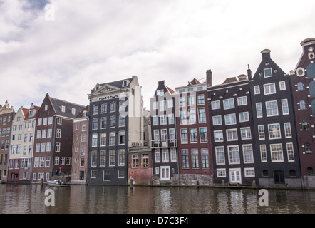 Kanäle und historische Gebäude in Amsterdam. Typische Amsterdamer Architektur an einem sonnigen Frühlingstag. Stockfoto