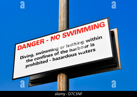 Schild am Hafen Warnung vor schwimmen wegen gefährlichen Gewässern Stockfoto