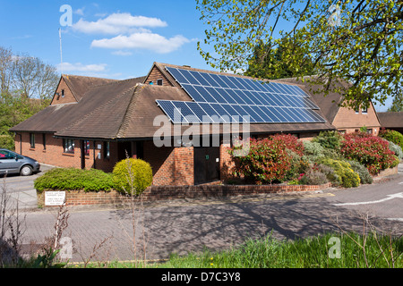 Sonnenkollektoren auf dem Dach des NHS GP-Chirurgie in Reading, Berkshire, England, GB, UK ausgestattet. Stockfoto