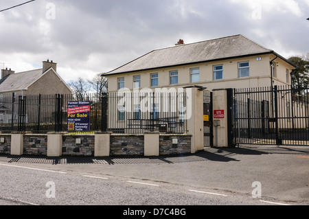 Ehemalige RUC/PSNI Polizeistation zum Verkauf nach geschlossen wird. Stockfoto