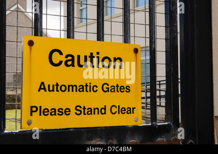 Zeichen in einer stark befestigten PSNI Polizeistation "Vorsicht: automatische Tore. Bitte stehen Sie auf klare " Stockfoto