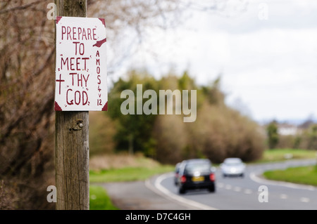 Religiöses Zeichen typisch für viele im ländlichen protestantische Nordirland errichtet. "Vorbereiten, deinem Gott zu begegnen" Amos 04:12 Stockfoto