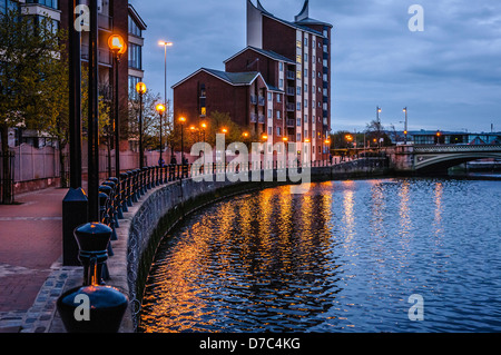 Laganside Walk, Belfast, während am frühen Abend Stockfoto