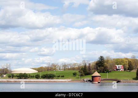 Ein Blick auf das Wasser am Stausee Southington Stadt on-line Southington New Britain in Connecticut. Stockfoto