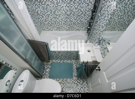 Kleines, modernes Badezimmer Interieur. Mosaik-Fliesen. Stockfoto
