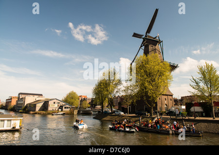 Kanäle von Amsterdam. Typische Amsterdamer Architektur. Stadtraum im Frühjahr Stockfoto