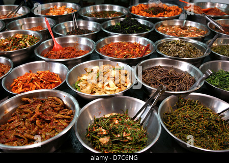 Metall-Schalen voller verschiedenen vergorenes Gemüse (Kimchi). Foto auf einem koreanischen traditionellen Lebensmittelmarkt in Suwon, Südkorea Stockfoto