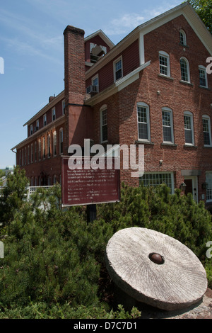 Salisbury, Connecticut Altstadt hat eine originelle Malzschrot Mühlstein auf dem Gelände der alten Mühle und ehemaligen Salisbury Ofen. Stockfoto