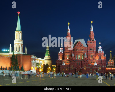 Der Kreml (St. Nikolaus (Nikolskaya) Tower) und das staatliche historische Museum der Russischen Föderation auf dem Roten Platz in Moskau, Russland Stockfoto