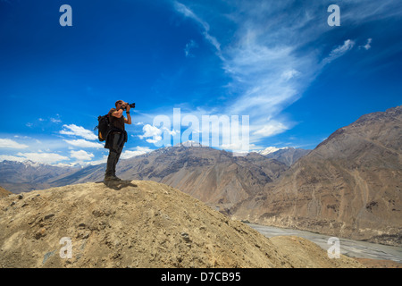 Fotografen fotografieren im Himalaya-Gebirge. Spiti Tal, Himachal Pradesh, Indien Stockfoto