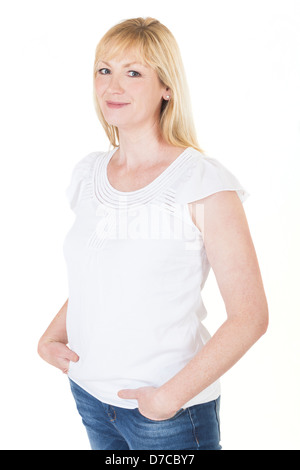 Isolierten weißen Hintergrund Studio Foto glücklich lächelnde mittleren gealterten blonden Frau in blauen Jeans und weißem Hemd Stockfoto
