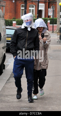 Matt Bellamy und Kate Hudson zu Fuß im Norden Londons. Bellamy bedeckt den Kopf mit einer Tesco-Tasche, mit einem einzigen Blick Stockfoto