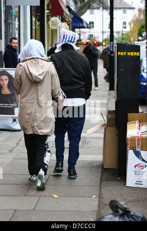 Matt Bellamy und Kate Hudson zu Fuß im Norden Londons. Bellamy bedeckt den Kopf mit einer Tesco-Tasche, mit einem einzigen Blick Stockfoto