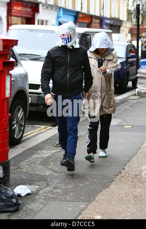 Matt Bellamy und Kate Hudson zu Fuß im Norden Londons. Bellamy bedeckt den Kopf mit einer Tesco-Tasche, mit einem einzigen Blick Stockfoto