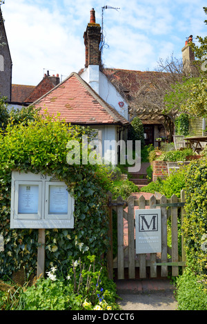 Der Garten Eingang Moonrakers Restaurant in Dorf Touristenort, East Sussex, Großbritannien Stockfoto