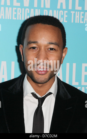 ENGAGIERTE Legende Soul-Sänger JOHN LEGEND machte diese Weihnachten eins zu erinnern, indem er vorschlägt, seine Model-Freundin. Der Stern Stockfoto