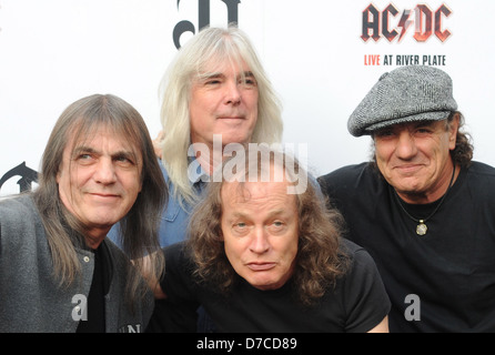 Malcolm Young, Cliff Williams, Angus Young und Brian Johnson von AC/DC-Premiere von "AC/DC - Live at River Plate" bei Hammersmith Stockfoto