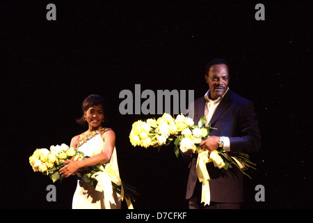 Angela Bassett und Samuel L. Jackson Eröffnungsabend des Broadway spielen "The Mountaintop" im Teatro Bernard B Jacobs- Stockfoto