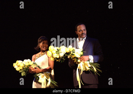 Angela Bassett und Samuel L. Jackson Eröffnungsabend des Broadway spielen "The Mountaintop" im Teatro Bernard B Jacobs- Stockfoto