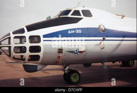 Foto der Antonov AN-30 Clank, ein Flugzeug aus der Sowjetzeit, das für die Aufklärung und Vermessung aus der Luft entwickelt wurde und sein einzigartiges Design und seine Einsatzmöglichkeiten unterstreicht. Stockfoto