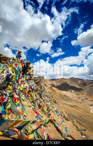 Reise-Fotografen fotografieren im Himalaya-Gebirge auf Klippe mit buddhistischen Gebetsfahnen. Leh, Ladakh, Jammu und Kaschmir Stockfoto