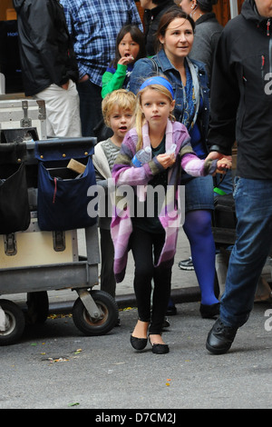 Moses Martin und Martin Apple besuchen ihre Mutter am Set von "Vielen Dank für Sharing", Dreharbeiten vor Ort in Manhattan New York Stockfoto