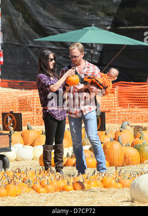 Ian Ziering mit seiner Frau Erin Ludwig und ihre Tochter Mia Ziering Prominente besuchen am Eröffnungstag am Mr Bones Pumpkin Stockfoto