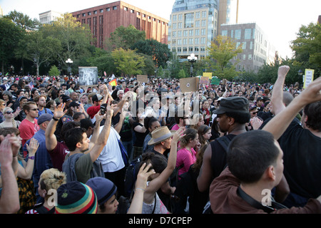 Kundenansturm bei der Occupy Wall Street Protestkundgebung am Washington Square Park. New York City, USA - 08.10.11 Stockfoto