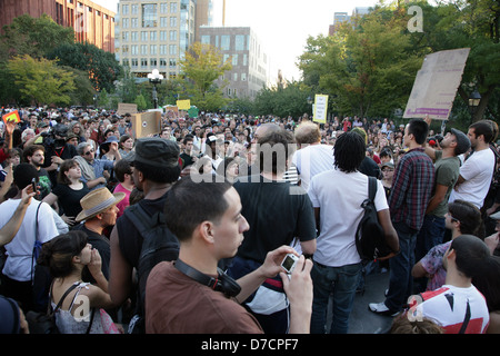 Kundenansturm bei der Occupy Wall Street Protestkundgebung am Washington Square Park. New York City, USA - 08.10.11 Stockfoto