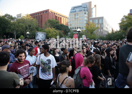 Kundenansturm bei der Occupy Wall Street Protestkundgebung am Washington Square Park. New York City, USA - 08.10.11 Stockfoto