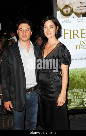 Carrie-Anne Moss, Ehemann Steven Roy die Premiere von "Fireflies In The Garden" im pazifischen Theater im Grove statt- Stockfoto