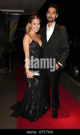 Made In Chelsea Star, Caggie Dunlop und Hugo Taylor kommt an der Rainbow Trust Silver Jubilee Ball, The Savoy Hotel. Stockfoto