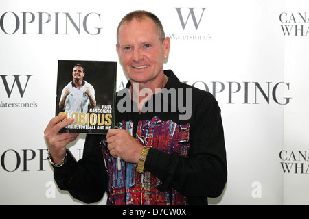 Paul Gascoigne unterschreibt Exemplare seines Buches "Glorious: My World, Fußball und mich" bei Waterstone, Canary Wharf London, England - Stockfoto