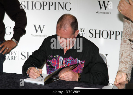 Paul Gascoigne unterschreibt Exemplare seines Buches "Glorious: My World, Fußball und mich" bei Waterstone, Canary Wharf London, England - Stockfoto