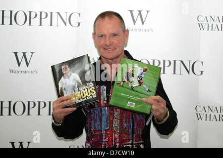 Paul Gascoigne unterschreibt Exemplare seines Buches "Glorious: My World, Fußball und mich" bei Waterstone, Canary Wharf London, England - Stockfoto