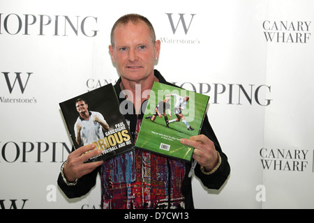 Paul Gascoigne unterschreibt Exemplare seines Buches "Glorious: My World, Fußball und mich" bei Waterstone, Canary Wharf London, England - Stockfoto