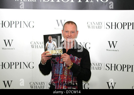 Paul Gascoigne unterschreibt Exemplare seines Buches "Glorious: My World, Fußball und mich" bei Waterstone, Canary Wharf London, England - Stockfoto