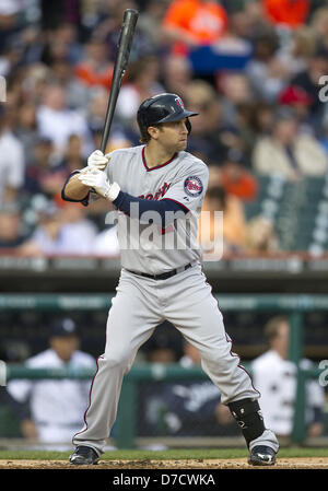 29. April 2013 - Detroit, Michigan, Vereinigte Staaten von Amerika - 29. April 2013: Minnesota Twins Infielder Brian Dozier (2) at bat während MLB Spielaktion zwischen den Minnesota Twins und die Detroit Tigers im Comerica Park in Detroit, Michigan. Die Tiger besiegte die Zwillinge 4-3. Stockfoto