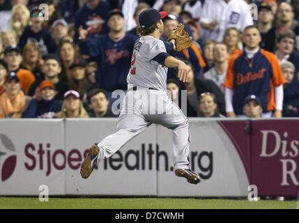 29. April 2013 - Detroit, Michigan, Vereinigte Staaten von Amerika - 29. April 2013: Minnesota Twins Infielder Brian Dozier (2) Tricks nach Foul Ball während MLB Spiel Action zwischen den Minnesota Twins und die Detroit Tigers im Comerica Park in Detroit, Michigan. Die Tiger besiegte die Zwillinge 4-3. Stockfoto