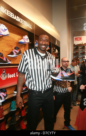 Amare Stoudemire präsentiert eine Auswahl seiner eigenen Schuh-Sammlung einschließlich der neuen Nike Air Max Sweep bei Foot Locker Stockfoto